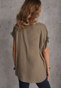 Renee - Ciemnobeżowa Bluzka z Lnem i Wiskozą o Nietoperzowym Kroju z Krótkim Rękawem Herira. Okazja: na co dzień. Typ kołnierza: dekolt w serek. Kolor: beżowy. Długość: krótkie. Wzór: aplikacja. Materiał: wiskoza, len. Długość rękawa: krótki rękaw. Sezon: lato. Styl: elegancki, casual #5