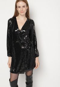 Born2be - Czarna Cekinowa Sukienka o Kopertowym Kroju z Wiązaniem w Talii Eprelle. Okazja: na imprezę. Kolor: czarny. Długość rękawa: długi rękaw. Wzór: aplikacja, gładki. Typ sukienki: kopertowe. Styl: elegancki #1