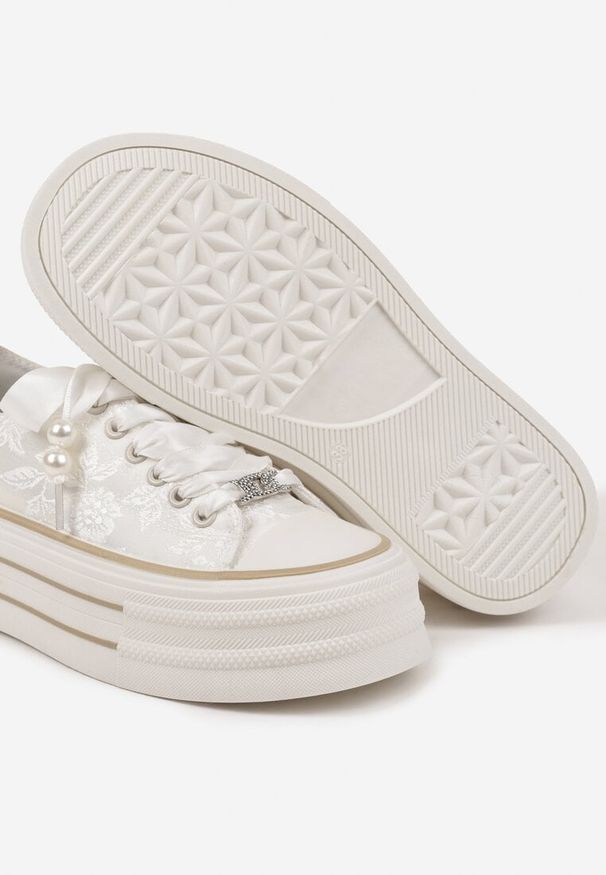 Born2be - Beżowe Trampki na Grubej Podeszwie z Perełkami Korami. Okazja: na spacer, na co dzień. Zapięcie: sznurówki. Kolor: beżowy. Materiał: jeans. Styl: klasyczny, elegancki, glamour, casual