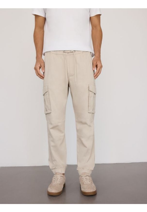 Reserved - Spodnie cargo jogger - beżowy. Kolor: beżowy. Materiał: bawełna