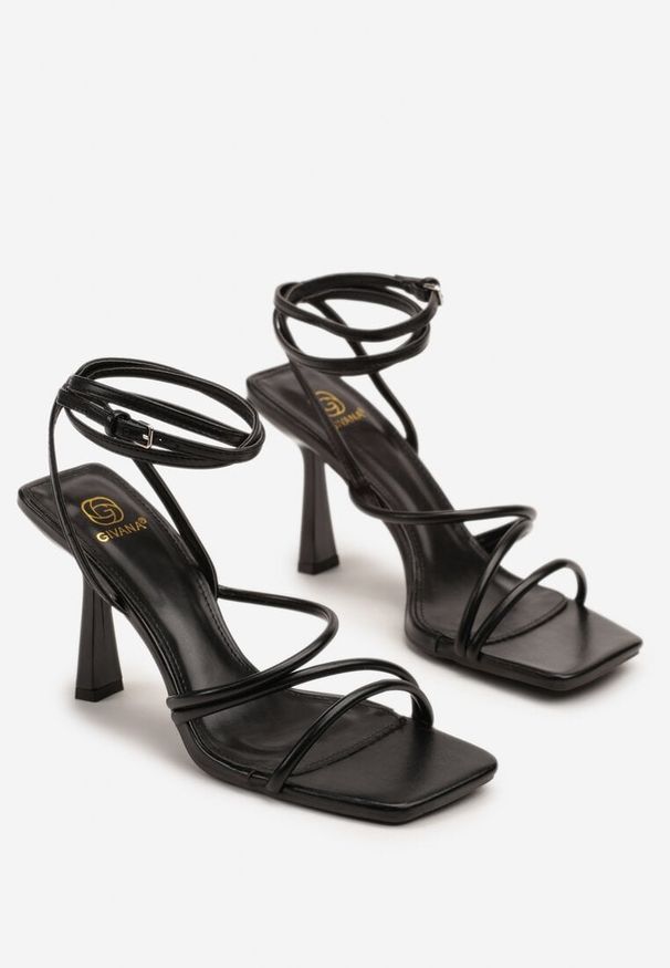 Renee - Czarne Sandały na Szpilce Ozdobione Kwadratowym Noskiem Atalina. Okazja: do pracy, na co dzień, na spotkanie biznesowe. Zapięcie: sprzączka. Kolor: czarny. Materiał: jeans. Wzór: aplikacja. Obcas: na szpilce. Styl: elegancki, biznesowy, casual. Wysokość obcasa: średni