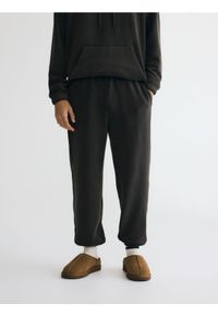 Reserved - Polarowe spodnie regular - oliwkowy. Kolor: oliwkowy. Materiał: polar #1