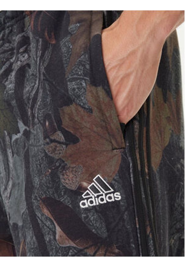 Adidas - adidas Spodnie dresowe Camo JY2773 Szary Loose Fit. Kolor: szary. Materiał: bawełna