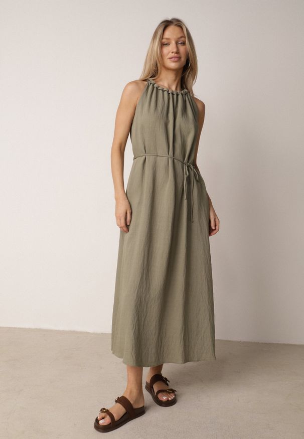 Born2be - Zielona Wiskozowa Sukienka Bez Rękawów z Warkoczowym Splotem przy Dekolcie Shirineli. Okazja: na co dzień. Kolekcja: plus size. Kolor: zielony. Materiał: wiskoza. Długość rękawa: bez rękawów. Wzór: ze splotem. Typ sukienki: dla puszystych, proste. Styl: boho, casual, klasyczny, elegancki