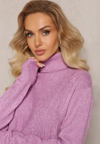 Renee - Fioletowy Golf z Dzianiny Ozdobiony Splotem z Długimi Rękawami i Ściągaczami Juniro. Typ kołnierza: golf. Kolor: fioletowy. Materiał: dzianina. Długość rękawa: długi rękaw. Długość: długie. Wzór: aplikacja, ze splotem. Sezon: zima, jesień #3