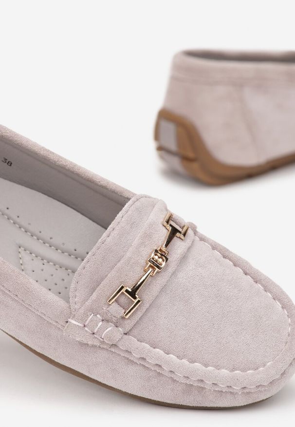 Renee - Jasnofioletowe Mokasyny z Cholewką przed Kostkę z Przeszyciami i Ozdobnym Paskiem Alydora. Okazja: na co dzień, na spotkanie biznesowe. Wysokość cholewki: przed kostkę. Zapięcie: pasek. Kolor: fioletowy. Szerokość cholewki: normalna. Sezon: wiosna, jesień. Obcas: na płaskiej podeszwie. Styl: klasyczny, casual, biznesowy, elegancki