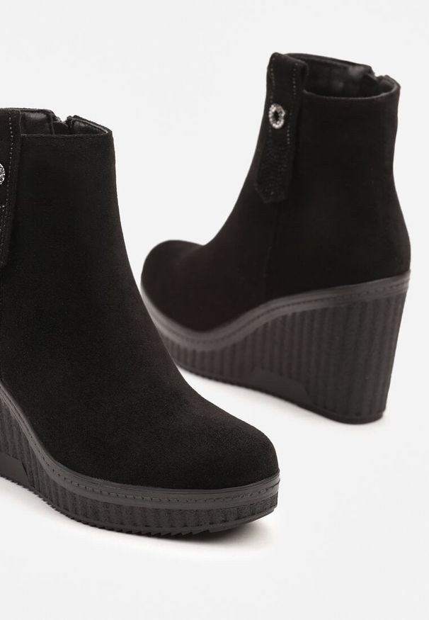 Born2be - Czarne Klasyczne Botki na Koturnie Ozdobione Brokatem Navilina. Okazja: na co dzień. Kolor: czarny. Materiał: jeans. Wzór: aplikacja. Obcas: na koturnie. Styl: klasyczny