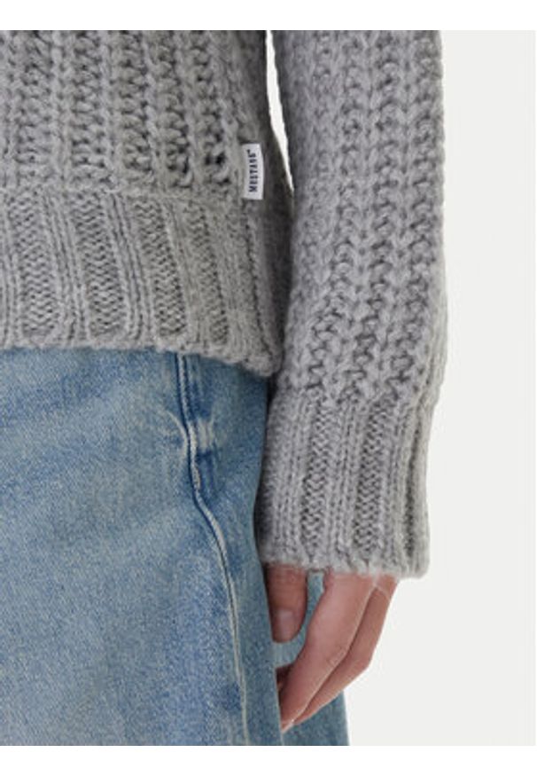 Mustang Sweter Erin 1016786 Szary Relaxed Fit. Kolor: szary. Materiał: syntetyk