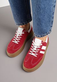 Renee - Czerwone Sneakersy Zamszowe na Platformie ze Skórzaną Wkładką Ozdobione Paskiem Adivrie. Okazja: na co dzień. Zapięcie: pasek. Kolor: czerwony. Materiał: zamsz, skóra. Wzór: aplikacja. Obcas: na platformie