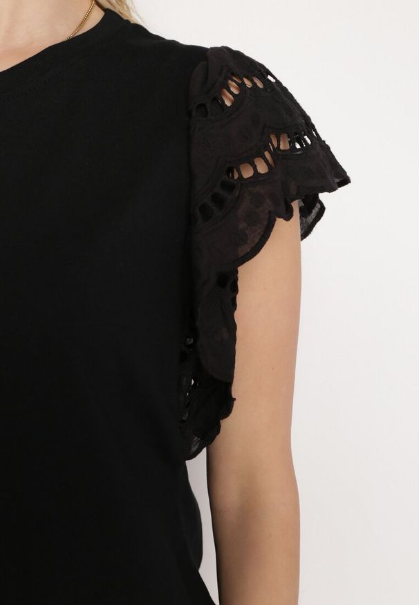 Born2be - Czarna Bluzka z Szerokim Krótkim Ażurowym Rękawem Aribana. Okazja: na co dzień. Kolor: czarny. Długość: krótkie. Wzór: ażurowy. Styl: casual, boho