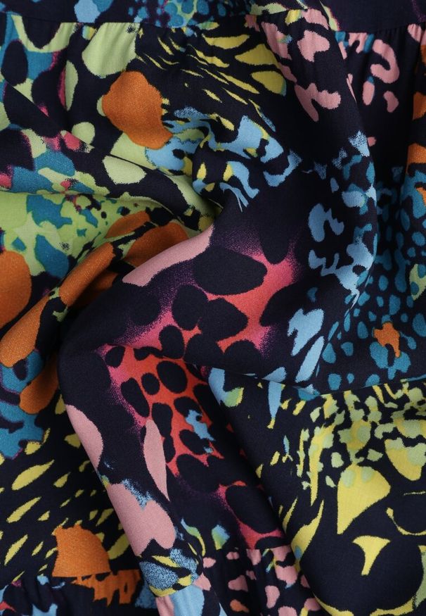 Renee - Granatowa Spódnica z Wiskozy z Gumką w Pasie Ozdobiona Abstrakcyjnym Printem Bimella. Okazja: na co dzień. Kolor: niebieski. Materiał: wiskoza. Wzór: nadruk, aplikacja. Styl: casual