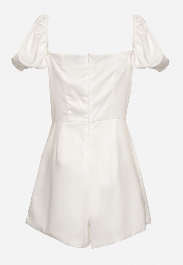 Born2be - Biały Krótki Kombinezon ze Zdobieniem z Cyrkonii w Kształcie Serca Nanthelle. Kolor: biały. Długość: krótkie. Wzór: aplikacja