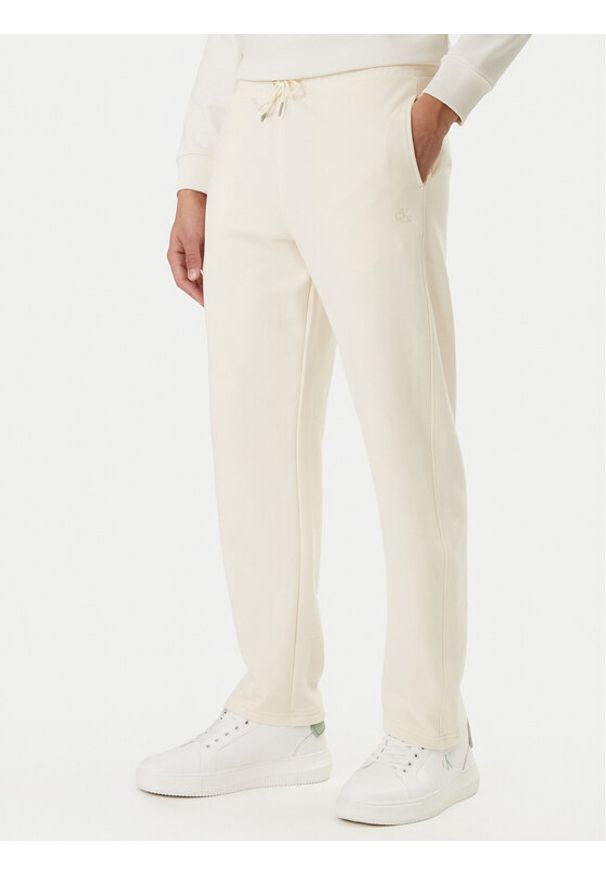 Calvin Klein Jeans Spodnie dresowe Monogram LV047F210G Beżowy Regular Fit. Kolor: beżowy. Materiał: bawełna