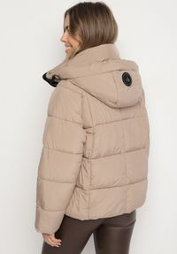 Born2be - Ciemnobeżowa Oversizowa Kurtka z Pikowanymi Przeszyciami i Kapturem Galimea. Okazja: na co dzień. Kolor: beżowy. Materiał: poliester, jeans. Wzór: aplikacja. Styl: klasyczny, casual #3