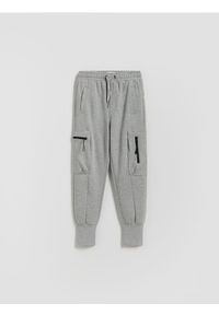 Reserved - Joggery cargo z kieszeniami - jasnoszary. Kolor: szary. Materiał: dzianina, bawełna, dresówka