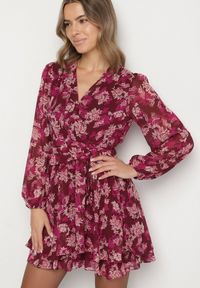 Born2be - Bordowa Kopertowa Sukienka w Kwiaty z Bufiastymi Rękawami Zavea. Okazja: na co dzień, na randkę. Typ kołnierza: dekolt w serek. Kolor: czerwony. Materiał: poliester. Wzór: kwiaty. Typ sukienki: kopertowe. Styl: casual, elegancki #1