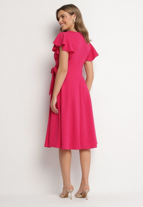 Born2be - Fuksjowa Rozkloszowana Sukienka Kopertowa z Wiązaniem w Talii Dannila. Kolor: różowy. Wzór: aplikacja. Typ sukienki: kopertowe