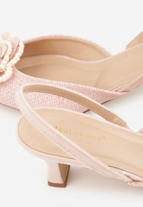 Born2be - Różowe Tweedowe Sandały na Kaczuszce z Odkrytą Piętą i Kwiatową Aplikacją Soza. Okazja: do pracy, na co dzień. Zapięcie: bez zapięcia. Kolor: różowy. Materiał: jeans. Wzór: aplikacja, kwiaty. Obcas: na szpilce. Styl: elegancki, casual