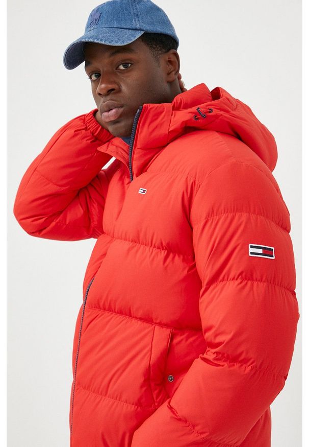 Tommy Jeans kurtka puchowa męska kolor czerwony zimowa. Okazja: na co dzień. Kolor: czerwony. Materiał: puch. Sezon: zima. Styl: casual