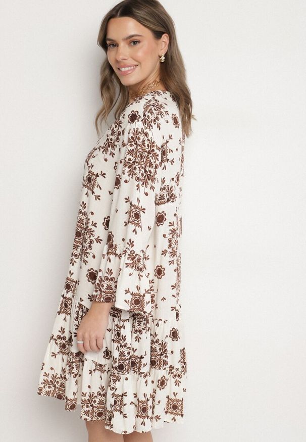 Born2be - Brązowa Wiskozowa Sukienka z Geometrycznym Wzorem Filavara. Okazja: na co dzień. Kolor: brązowy. Materiał: wiskoza. Wzór: geometria. Typ sukienki: proste. Styl: casual, klasyczny