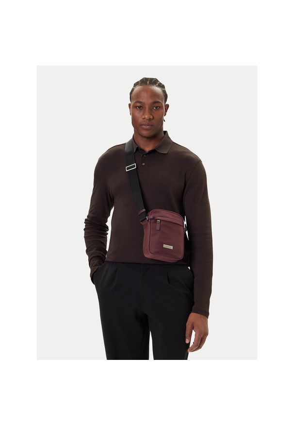 Saszetka Calvin Klein. Kolor: czerwony