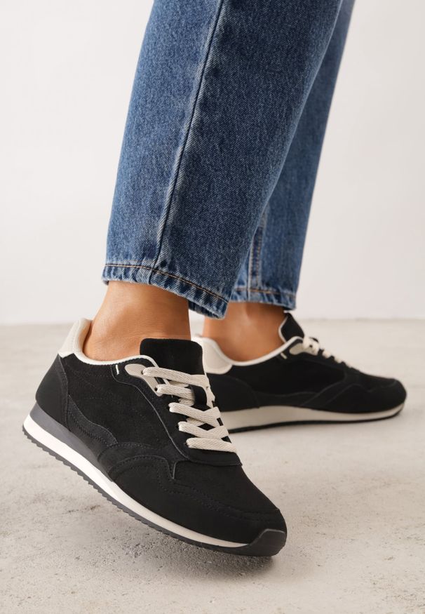 Renee - Czarne Sneakersy Basic z Imitacji Zamszu Ozdobione Przeszyciami Nethe. Okazja: na co dzień. Zapięcie: sznurówki. Kolor: czarny. Materiał: zamsz. Wzór: aplikacja