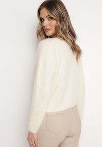 Born2be - Beżowy Sweter z Dłuższym Włosiem i Kryształkami Hennilla. Kolekcja: plus size. Kolor: beżowy. Materiał: dzianina. Długość rękawa: długi rękaw. Długość: długie #5