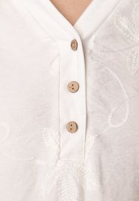 Born2be - Biała Koszula z Wiskozy z Haftowanymi Kwiatami Sylimeine. Okazja: na co dzień. Kolekcja: plus size. Kolor: biały. Materiał: wiskoza. Wzór: kwiaty, haft. Sezon: lato. Styl: casual, klasyczny #2