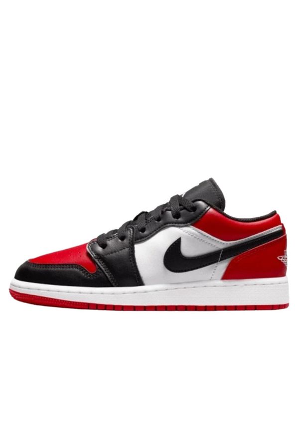 Jordan - Buty do chodzenia męskie Nike 1 Low Bred Toe. Zapięcie: sznurówki. Kolor: czerwony, czarny, wielokolorowy. Materiał: skóra, guma, tkanina. Szerokość cholewki: normalna. Sport: turystyka piesza