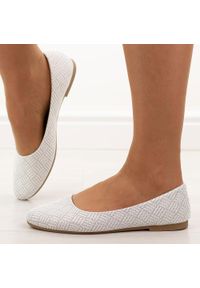 eVento - Białe baleriny damskie Evento 9047. Okazja: na co dzień. Kolor: biały. Materiał: skóra. Szerokość cholewki: normalna. Sezon: wiosna, lato. Styl: casual, elegancki, klasyczny, wizytowy #1