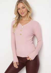 Born2be - Jasnoróżowy Sweter z Bawełną z Prążkowanego Materiału Ozdobiony Guzikami Zinfera. Kolor: różowy. Materiał: bawełna, materiał, prążkowany. Wzór: aplikacja. Sezon: zima #3