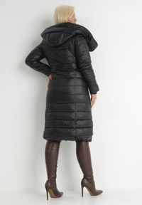 Born2be - Czarna Kurtka Płaszcz z Szerokim Kołnierzem i Kapturem Wiązana w Pasie Feku. Kolor: czarny. Materiał: materiał. Długość: długie. Sezon: zima. Styl: klasyczny, elegancki #6