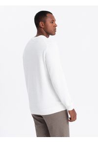 Ombre Clothing - Sweter męski RELAXED FIT z dzianiny o diamentowym splocie – złamana biel V1. Okazja: na co dzień. Materiał: dzianina. Wzór: ze splotem. Styl: klasyczny, casual #4