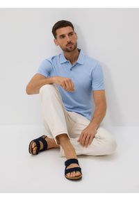 Reserved - Koszulka polo regular - jasnoniebieski. Typ kołnierza: polo. Kolor: niebieski. Materiał: bawełna, dzianina #1