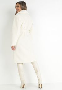 Born2be - Biały Płaszcz Futrzany z Wiązanym Paskiem Pargol. Kolor: biały. Materiał: futro #3