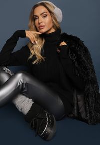 Renee - Czarny Golf z Dzianiny o Luźnym Kroju z Drobnym Splotem Jogerta. Typ kołnierza: golf. Kolor: czarny. Materiał: dzianina. Wzór: ze splotem