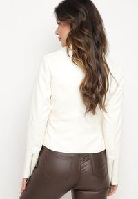 Born2be - Jasnobeżowa Kurtka Ramoneska o Klasycznym Taliowanym Kroju Melonira. Okazja: na co dzień. Kolor: beżowy. Materiał: jeans. Styl: klasyczny #6