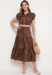 Born2be - Brązowa Sukienka Ozdobiona Plecionym Paskiem i Guzikami Filianea. Okazja: na co dzień. Kolor: brązowy. Materiał: jeans. Wzór: aplikacja. Styl: elegancki, casual