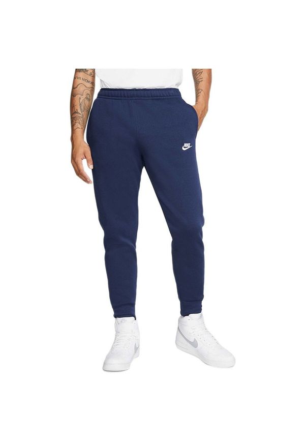 Spodnie Nike Sportswear Club Fleece BV2671-410 - granatowe. Kolor: niebieski. Materiał: poliester, bawełna, dresówka. Wzór: aplikacja