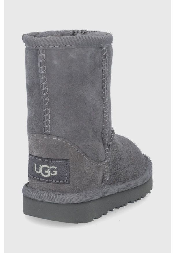 Ugg - UGG Śniegowce zamszowe dziecięce Classic II. Nosek buta: okrągły. Kolor: szary. Materiał: zamsz. Szerokość cholewki: normalna