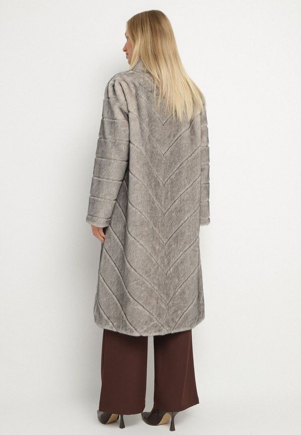 Born2be - Beżowy Długi Płaszcz Futerko z Ozdobnymi Przeszyciami i Stójką Zenima. Okazja: na co dzień. Typ kołnierza: kołnierzyk stójkowy. Kolor: beżowy. Materiał: futro. Długość: długie. Styl: casual, elegancki, klasyczny