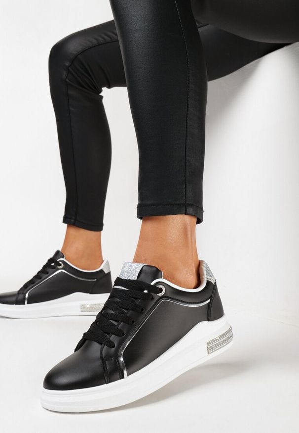 Born2be - Czarne Sneakersy Cilvana. Nosek buta: okrągły. Zapięcie: sznurówki. Kolor: czarny. Materiał: syntetyk, skóra. Szerokość cholewki: normalna. Wzór: aplikacja