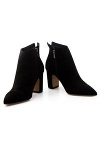 Inna - Botki na obcasie skórzane zamszowe czarne Marcin Collection. Kolor: czarny. Materiał: skóra, zamsz. Sezon: jesień, zima. Obcas: na obcasie. Styl: elegancki, klasyczny. Wysokość obcasa: średni #2