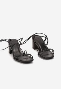 Renee - Czarne Sandały Rhodike. Nosek buta: otwarty. Kolor: czarny. Wzór: gładki, jednolity, aplikacja. Sezon: lato. Obcas: na słupku