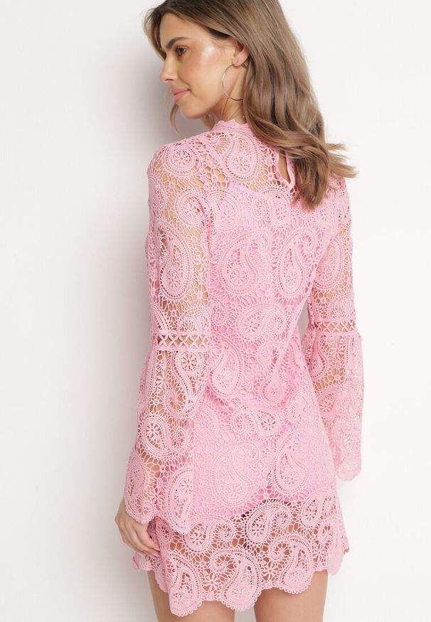 Born2be - Różowa Koronkowa Sukienka Mini z Długimi Rękawami i Kokardkami Temona. Typ kołnierza: kokarda. Kolor: różowy. Materiał: koronka. Długość rękawa: długi rękaw. Długość: mini