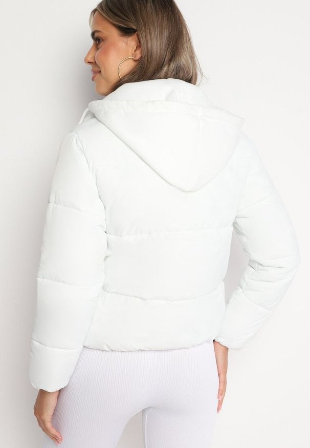 Born2be - Biała Pikowana Kurtka z Kapturem Mivuna. Okazja: na co dzień. Typ kołnierza: kaptur. Kolor: biały. Materiał: jeans. Długość: krótkie. Styl: casual
