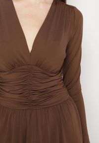 Born2be - Brązowa Marszczona Sukienka Taliowana z Wiskozą z Dekoltem V i Długim Rękawem Emirie. Okazja: na co dzień, na spotkanie biznesowe. Typ kołnierza: dekolt w kształcie V. Kolor: brązowy. Materiał: wiskoza. Długość rękawa: długi rękaw. Styl: biznesowy, casual #2