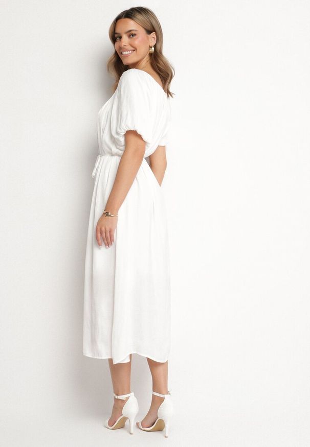 Born2be - Biała Sukienka Pudełkowa z Dekoltem Łódką Wiązana w Talii Sonaliris. Okazja: na co dzień. Typ kołnierza: dekolt w łódkę. Kolor: biały. Materiał: materiał. Typ sukienki: proste. Styl: elegancki, casual