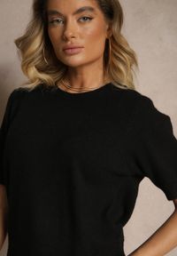 Renee - Czarny Sweter z Wełną Krótkim Rękawem Ozdobiony Ściągaczami Emiralin. Okazja: na co dzień. Kolor: czarny. Materiał: wełna. Długość rękawa: krótki rękaw. Długość: krótkie. Wzór: aplikacja. Styl: casual