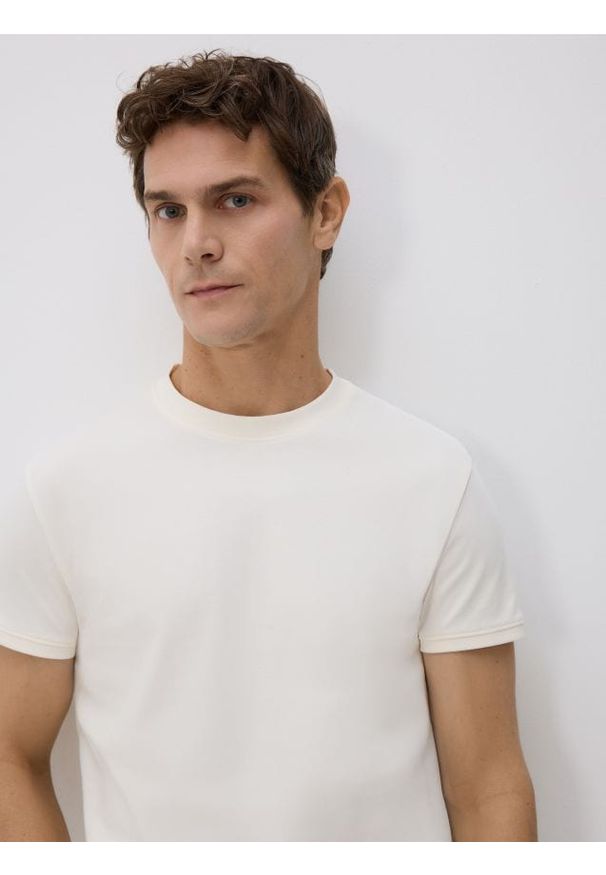 Reserved - T-shirt slim fit - złamana biel. Materiał: bawełna, dzianina